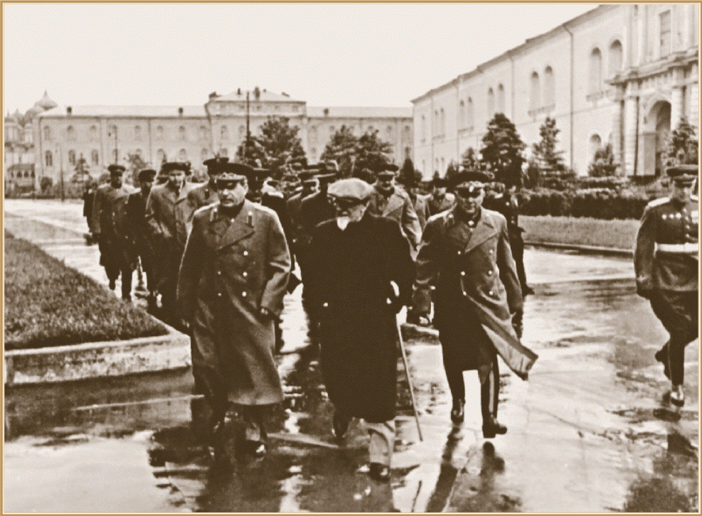 И. В. Сталин и члены Политбюро направляются на Парад Победы. 24 июня 1945 г..gif